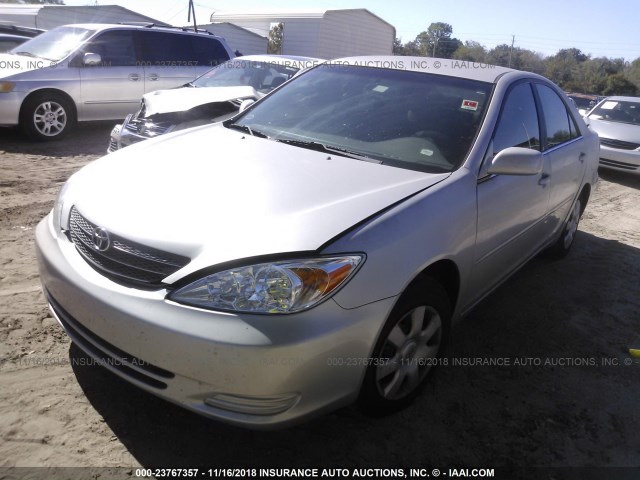 4T1BE32K72U593597 - 2002 TOYOTA CAMRY LE/XLE/SE SILVER photo 2