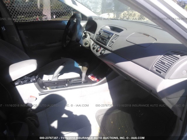 4T1BE32K72U593597 - 2002 TOYOTA CAMRY LE/XLE/SE SILVER photo 5