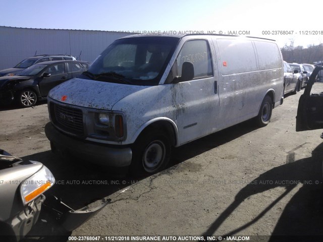 1GTFG25M321106923 - 2002 GMC SAVANA G2500 WHITE photo 2