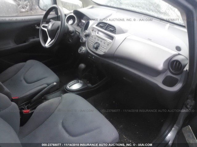 JHMGE8H3XDC074591 - 2013 HONDA FIT GRAY photo 5