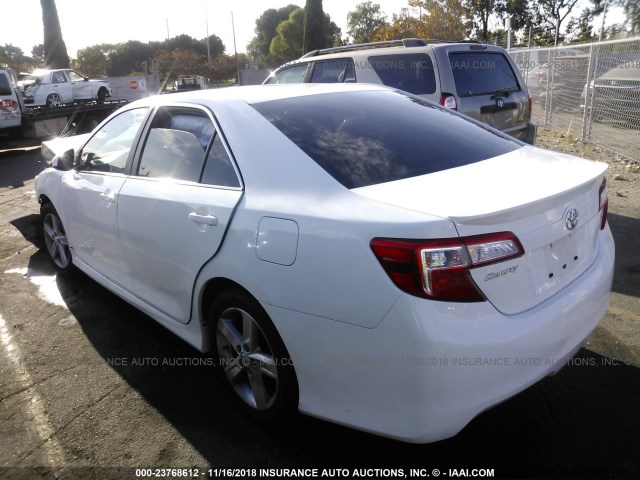 4T1BF1FK5CU563608 - 2012 TOYOTA CAMRY SE/LE/XLE WHITE photo 3