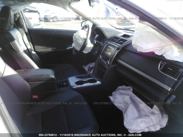 4T1BF1FK5CU563608 - 2012 TOYOTA CAMRY SE/LE/XLE WHITE photo 5