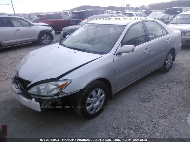 4T1BE32K72U537286 - 2002 TOYOTA CAMRY LE/XLE/SE SILVER photo 2