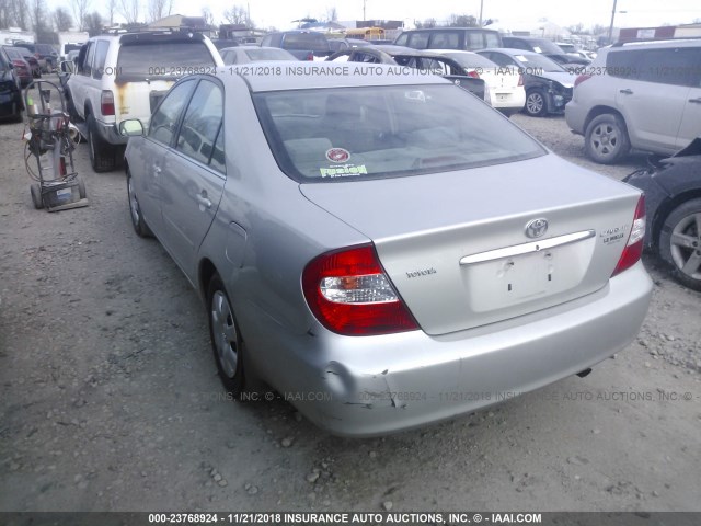 4T1BE32K72U537286 - 2002 TOYOTA CAMRY LE/XLE/SE SILVER photo 3