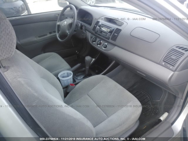 4T1BE32K72U537286 - 2002 TOYOTA CAMRY LE/XLE/SE SILVER photo 5