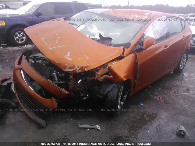 KMHCT5AE7HU305541 - 2017 HYUNDAI ACCENT SE ORANGE photo 2