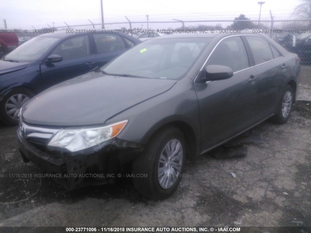 4T1BF1FK1CU543081 - 2012 TOYOTA CAMRY SE/LE/XLE GRAY photo 2