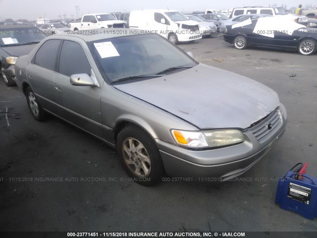 JT2BF28K2W0107965 - 1998 TOYOTA CAMRY LE/XLE TAN photo 1