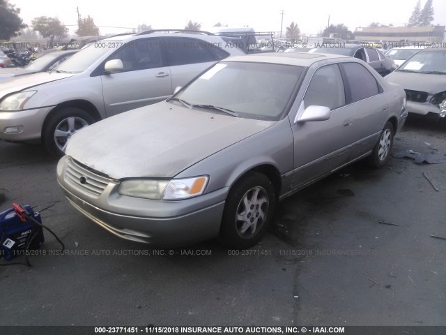 JT2BF28K2W0107965 - 1998 TOYOTA CAMRY LE/XLE TAN photo 2
