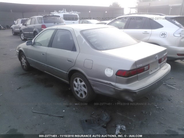 JT2BF28K2W0107965 - 1998 TOYOTA CAMRY LE/XLE TAN photo 3