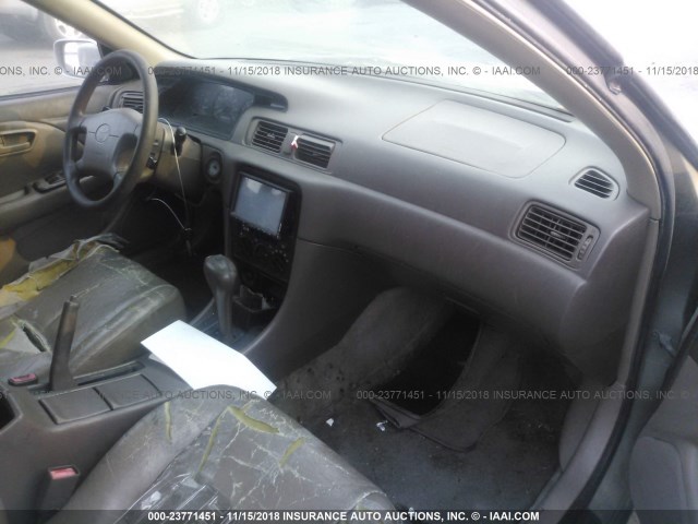 JT2BF28K2W0107965 - 1998 TOYOTA CAMRY LE/XLE TAN photo 5