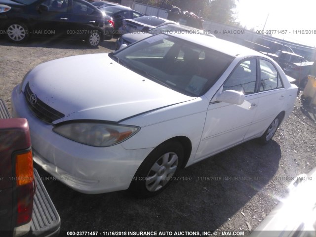4T1BE32K32U033933 - 2002 TOYOTA CAMRY LE/XLE/SE WHITE photo 2