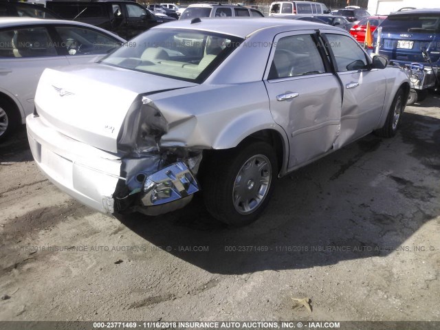 2C3JA53G25H572279 - 2005 CHRYSLER 300 TOURING SILVER photo 4