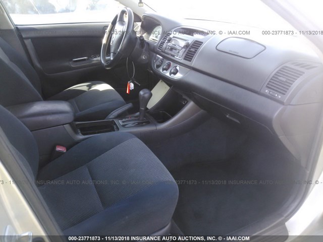 4T1BE32K04U810992 - 2004 TOYOTA CAMRY LE/XLE/SE SILVER photo 5