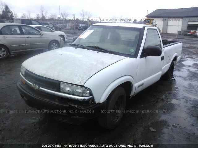 1GCCS145328242868 - 2002 CHEVROLET S TRUCK S10 WHITE photo 2