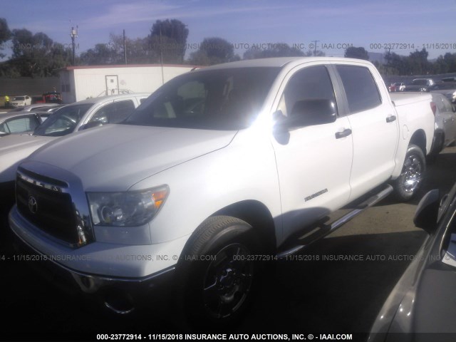 5TFEM5F10CX036452 - 2012 TOYOTA TUNDRA CREWMAX SR5 WHITE photo 2