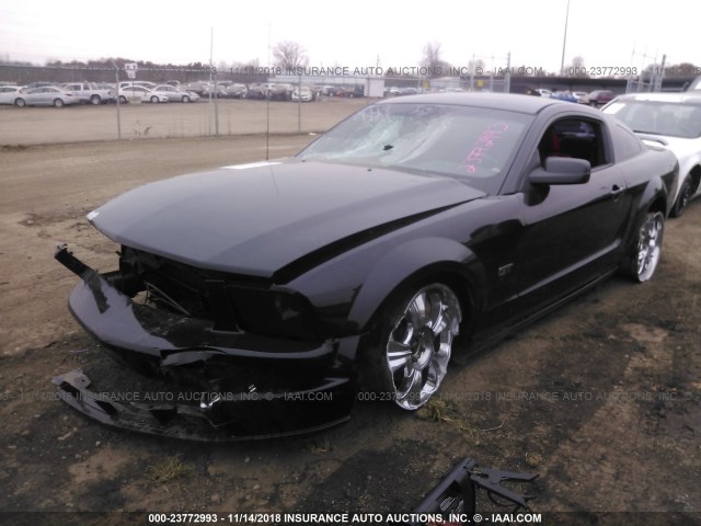 1ZVFT82H955132748 - 2005 FORD MUSTANG GT BLACK photo 2