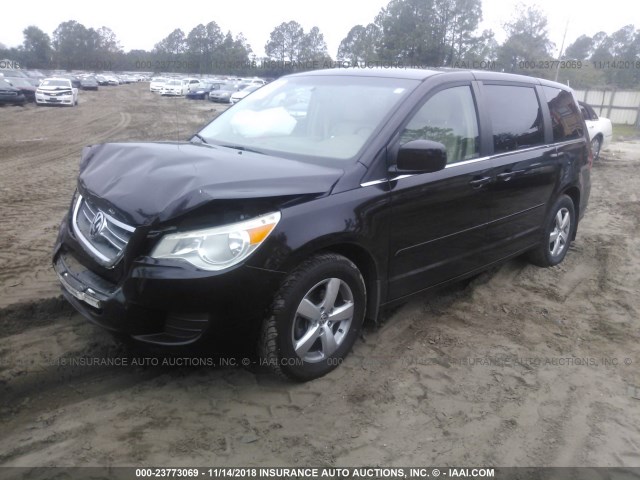 2V4RW3D17AR262766 - 2010 VOLKSWAGEN ROUTAN SE BLACK photo 2