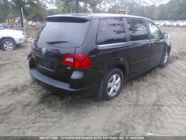 2V4RW3D17AR262766 - 2010 VOLKSWAGEN ROUTAN SE BLACK photo 4