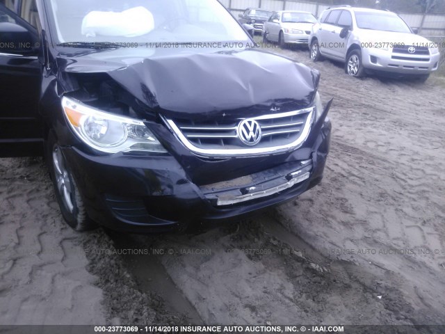 2V4RW3D17AR262766 - 2010 VOLKSWAGEN ROUTAN SE BLACK photo 6