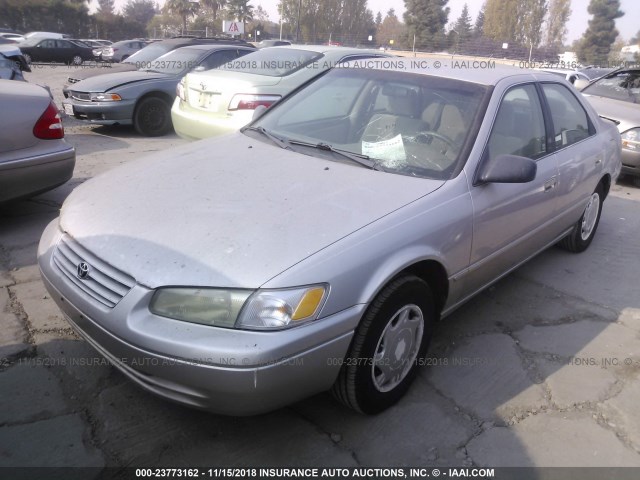 4T1BG22K7WU301134 - 1998 TOYOTA CAMRY CE/LE/XLE SILVER photo 2