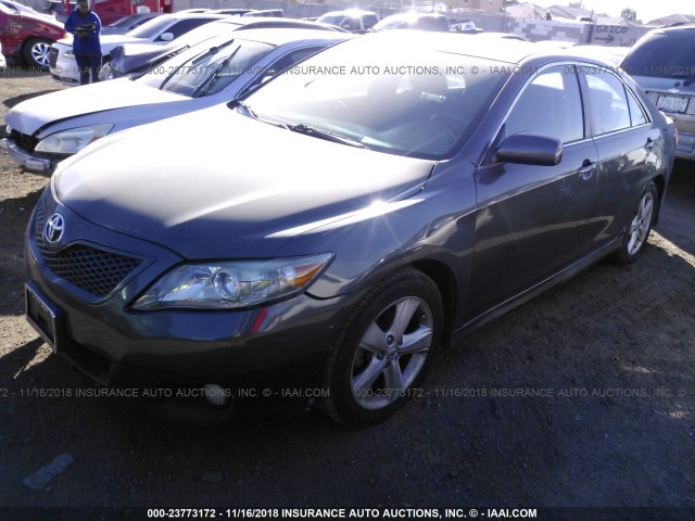 4T1BF3EK9BU127887 - 2011 TOYOTA CAMRY SE/LE/XLE GRAY photo 2