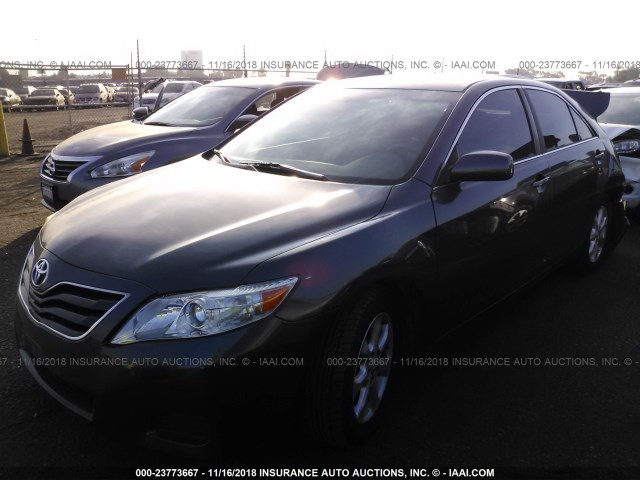 4T1BF3EK3BU678834 - 2011 TOYOTA CAMRY SE/LE/XLE GRAY photo 2