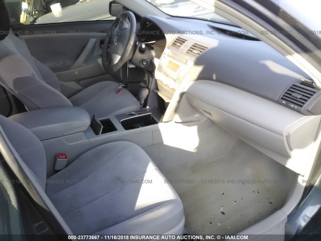 4T1BF3EK3BU678834 - 2011 TOYOTA CAMRY SE/LE/XLE GRAY photo 5