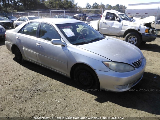 4T1BE32KX5U574062 - 2005 TOYOTA CAMRY LE/XLE/SE SILVER photo 1