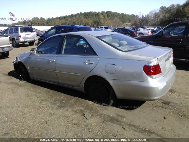 4T1BE32KX5U574062 - 2005 TOYOTA CAMRY LE/XLE/SE SILVER photo 3