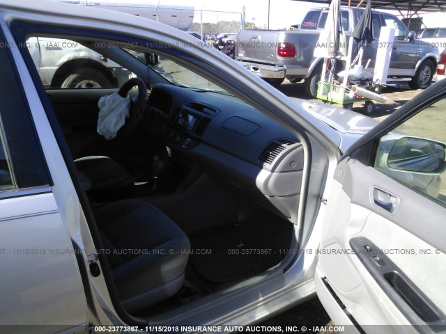 4T1BE32KX5U574062 - 2005 TOYOTA CAMRY LE/XLE/SE SILVER photo 5