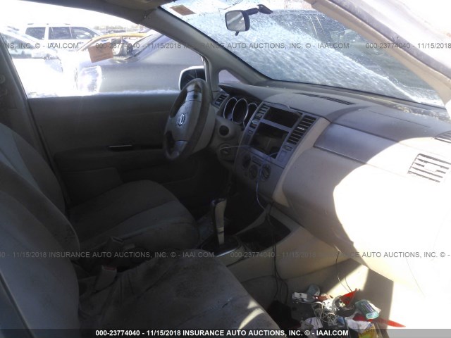 3N1BC13E57L393300 - 2007 NISSAN VERSA S/SL WHITE photo 5