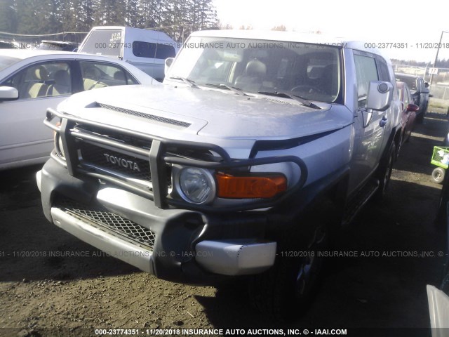 JTEBU11F070073218 - 2007 TOYOTA FJ CRUISER SILVER photo 2