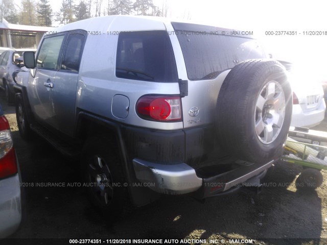 JTEBU11F070073218 - 2007 TOYOTA FJ CRUISER SILVER photo 3