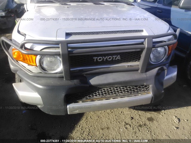 JTEBU11F070073218 - 2007 TOYOTA FJ CRUISER SILVER photo 6