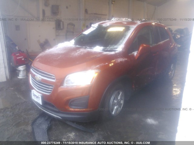 KL7CJLSB3FB116989 - 2015 CHEVROLET TRAX 1LT ORANGE photo 2