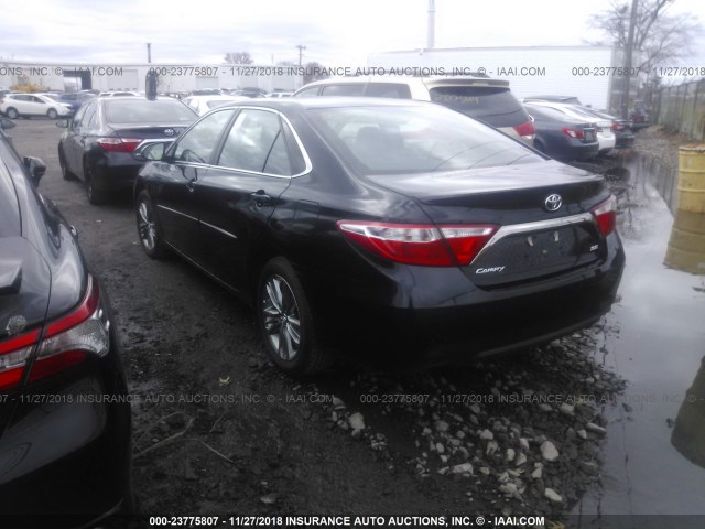 4T1BF1FK9HU809986 - 2017 TOYOTA CAMRY LE/XLE/SE/XSE BLACK photo 3