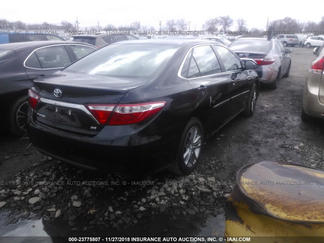 4T1BF1FK9HU809986 - 2017 TOYOTA CAMRY LE/XLE/SE/XSE BLACK photo 4