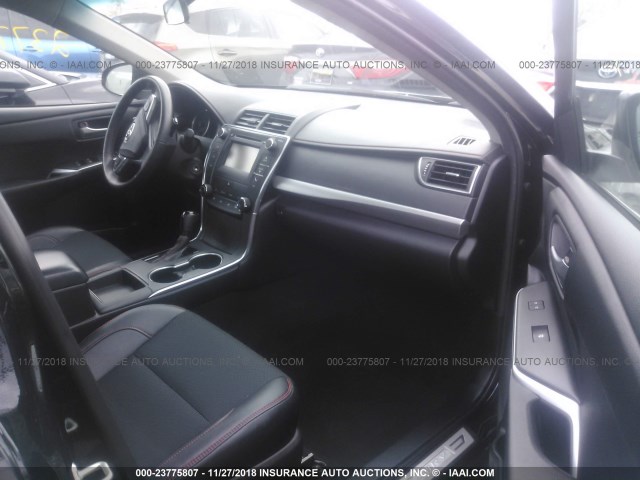 4T1BF1FK9HU809986 - 2017 TOYOTA CAMRY LE/XLE/SE/XSE BLACK photo 5