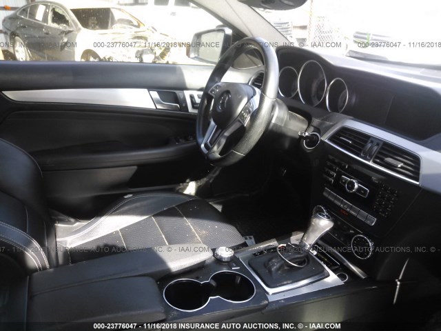 WDDGJ4HB6DG056004 - 2013 MERCEDES-BENZ C 250 GRAY photo 5