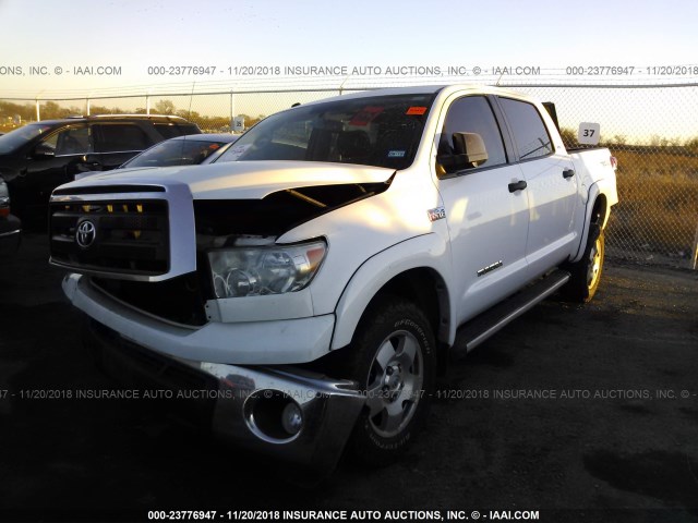 5TFDW5F15BX208947 - 2011 TOYOTA TUNDRA CREWMAX SR5 WHITE photo 2