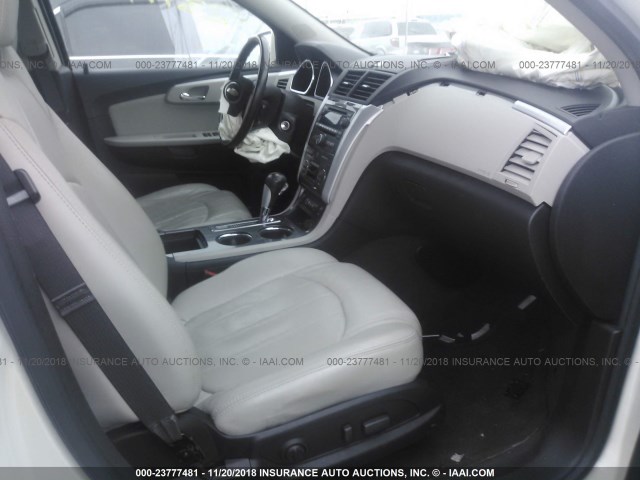 1GNKVLED5CJ115884 - 2012 CHEVROLET TRAVERSE LTZ WHITE photo 5