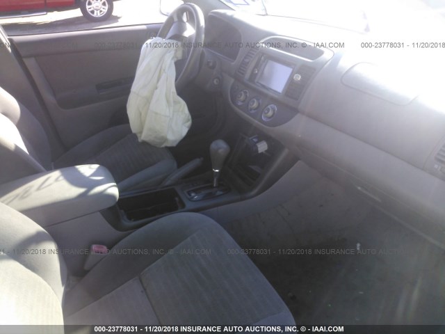 4T1BE32K55U625337 - 2005 TOYOTA CAMRY LE/XLE/SE WHITE photo 5