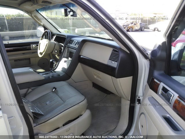 5LMFU28526LJ12387 - 2006 LINCOLN NAVIGATOR 白色 照片 5