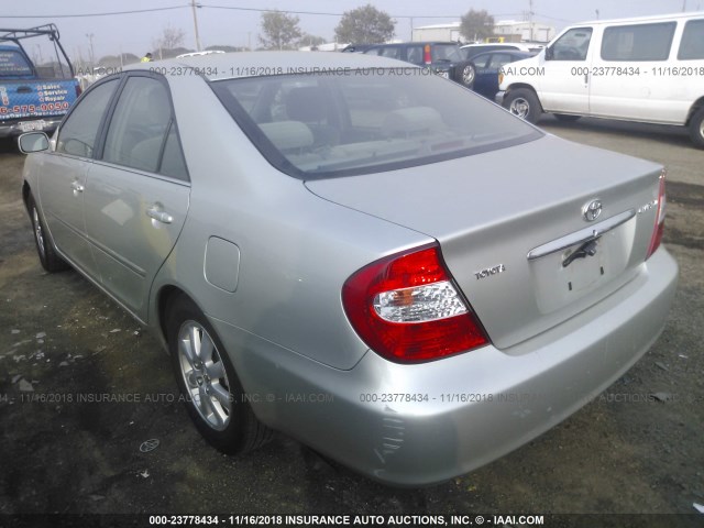 JTDBE30K330183671 - 2003 TOYOTA CAMRY LE/XLE SILVER photo 3