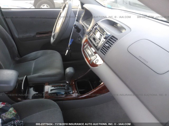 JTDBE30K330183671 - 2003 TOYOTA CAMRY LE/XLE SILVER photo 5