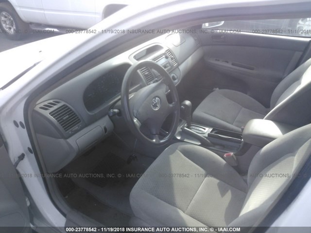 4T1BE32K92U046931 - 2002 TOYOTA CAMRY LE/XLE/SE WHITE photo 5