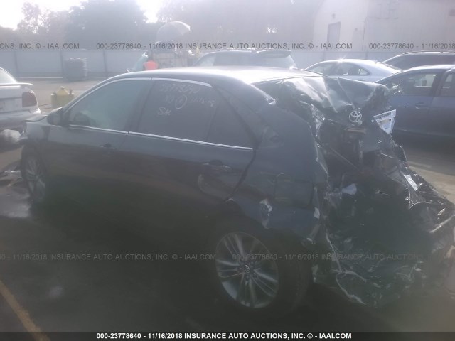 4T1BF1FK2HU386278 - 2017 TOYOTA CAMRY LE/XLE/SE/XSE BLUE photo 3