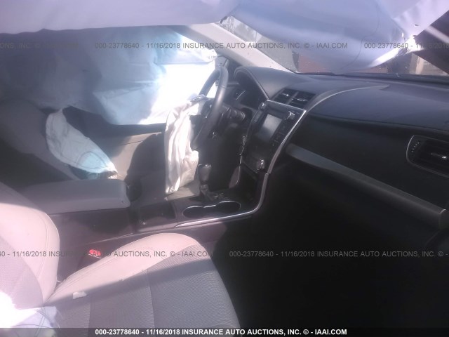 4T1BF1FK2HU386278 - 2017 TOYOTA CAMRY LE/XLE/SE/XSE BLUE photo 5