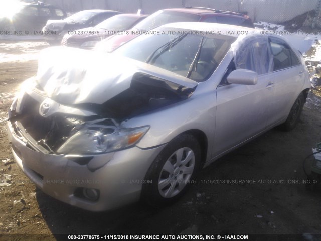 4T4BF3EKXAR017077 - 2010 TOYOTA CAMRY SE/LE/XLE SILVER photo 2